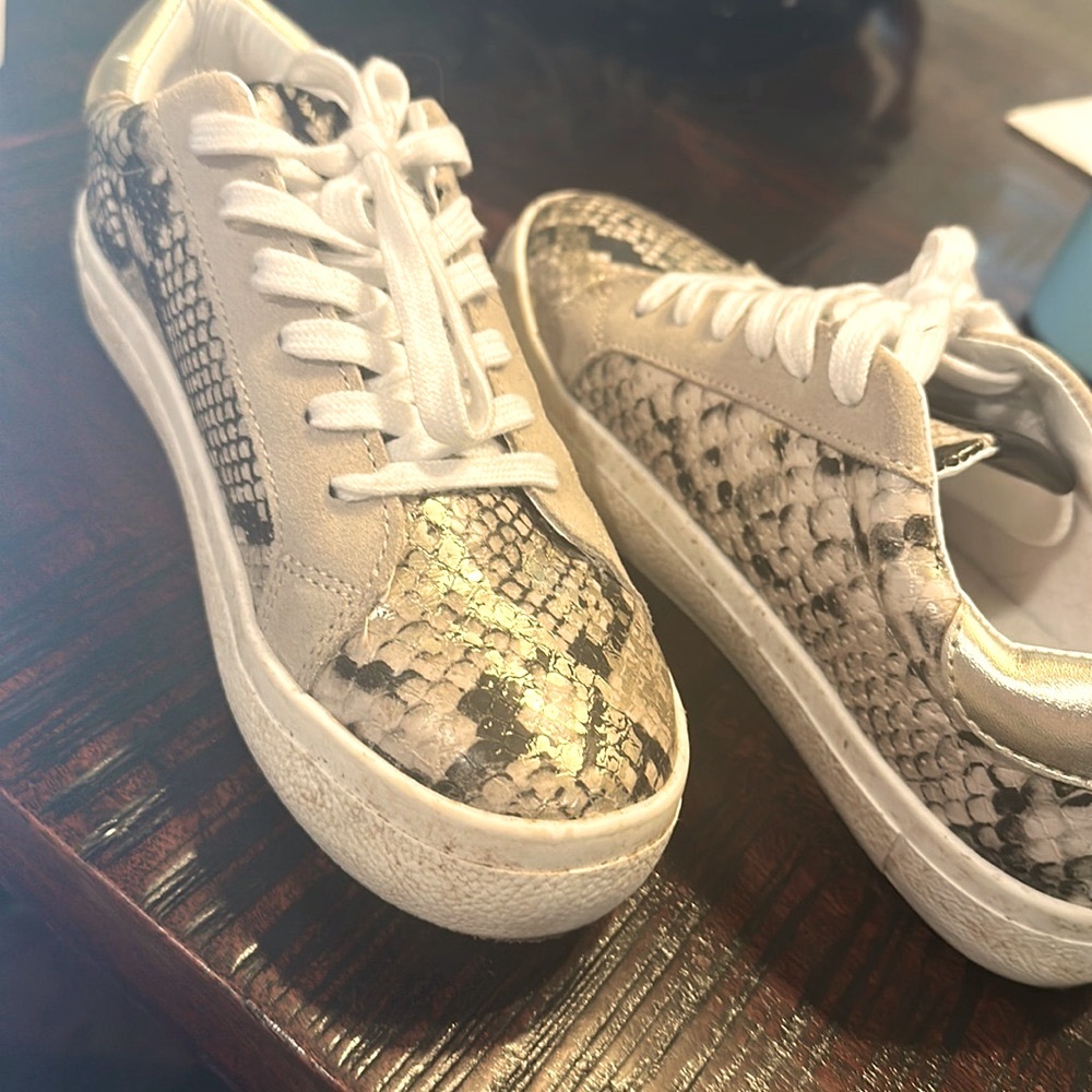 Authentic STEVE MADDEN metallic snake skin print sneakers. Size 6.5